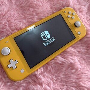 ♥ NINTENDO SWITCH LITE- YELLOW- IN GREAT CONDITION! ♥